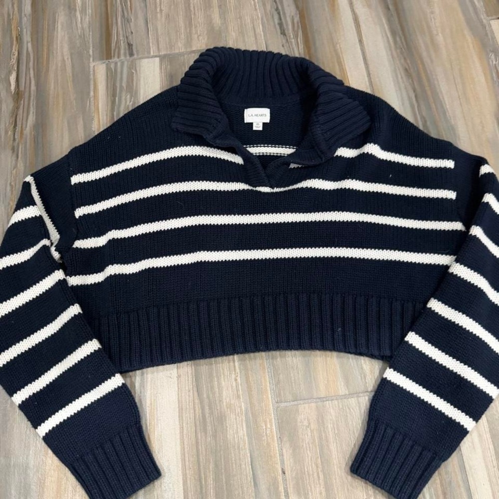Navy blue and white striped cropped sweater with collar. Size: XS
